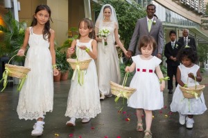 Der "offizielle" Teil der Hochzeit fand in klassischem Brautkleid und Anzug statt. Die Verwandten und auch die Blumenmädchen kamen aus aller Welt für Carolin und Jeebar zusammen.